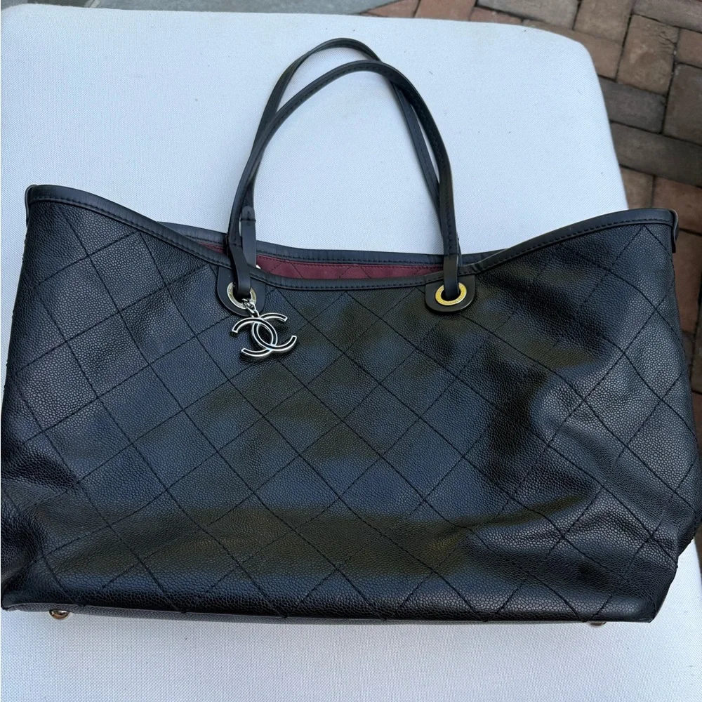 Chanel Black/Burgundy Quilted Shoulder Bag - Picture 6 of 16